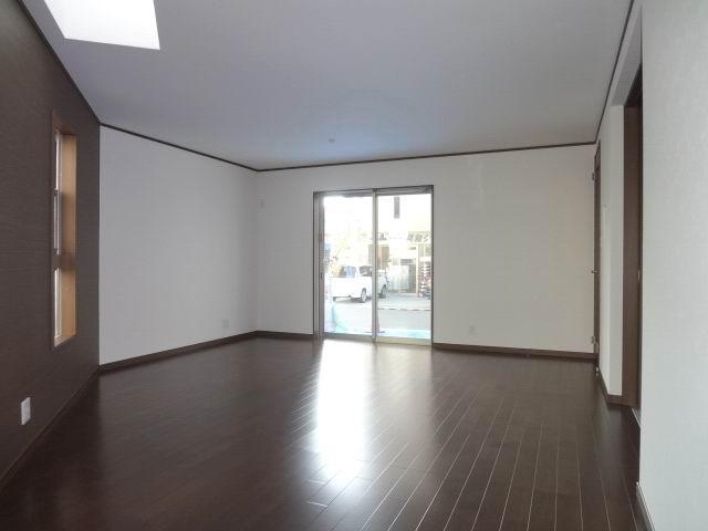 Living. Second floor living room. LDK18 Pledge. Electric shutter shutters ・ It is with floor heating (nook).