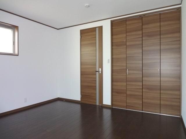 Non-living room. 2 Kaiyoshitsu 8 pledge. Two-sided lighting. Electric shutter shutters ・ closet ・ A balcony.