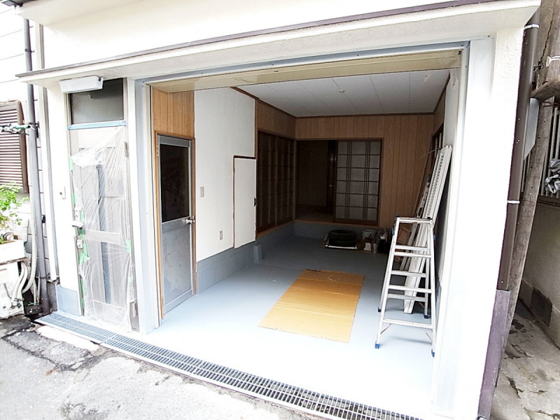 Parking lot. High roof vehicles also grinded OK. You can afford to height