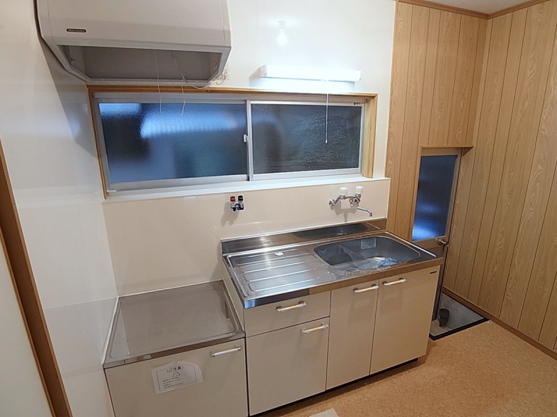 Kitchen. Glad gas stove correspondence. Better ventilation because it is equipped with window