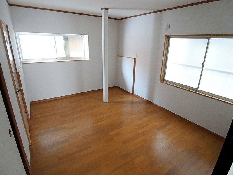 Other room space. Very spacious Western-style there is a two-sided lighting