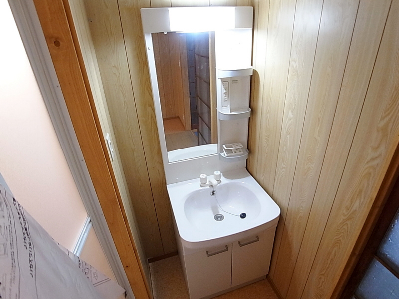 Washroom. Independent wash basin