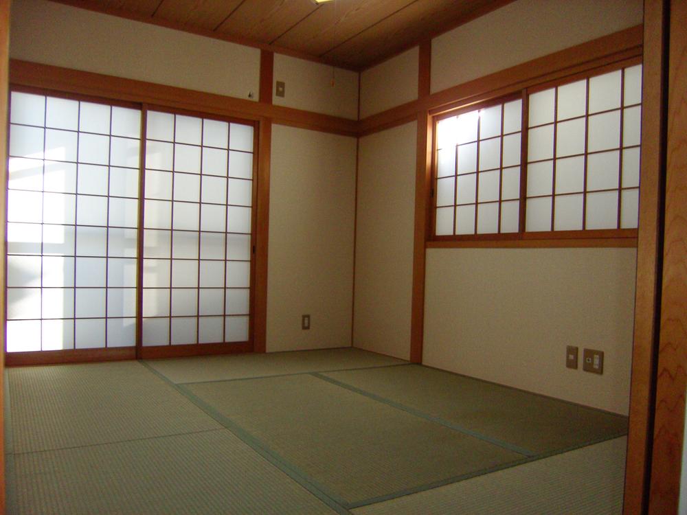 Non-living room. Also have a balcony bright Japanese-style room