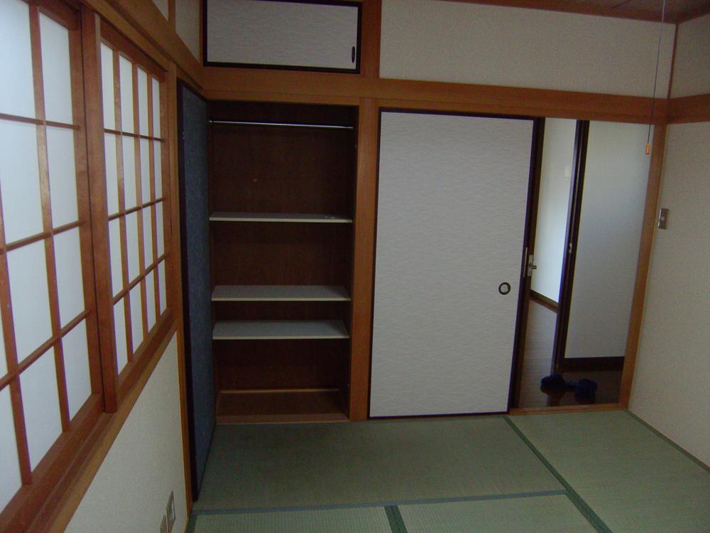 Non-living room. Also enhance closet, It is with alcove