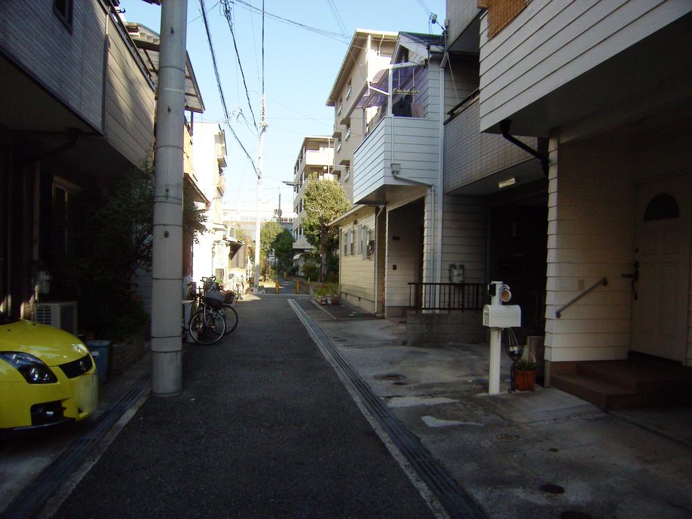 Local photos, including front road. The entire surface of the road is also possible intrusion ordinary car