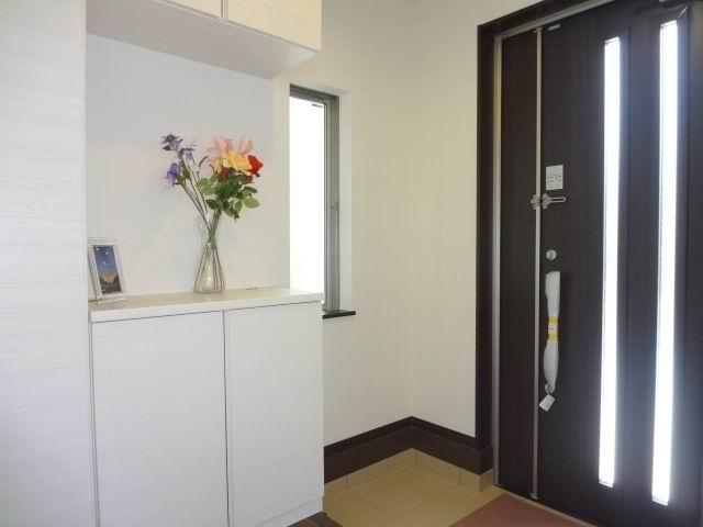 Entrance. The first floor entrance hall. Shoe box ・ Heat-resistant front door. 