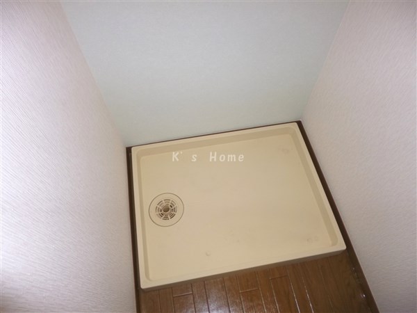 Washroom. Laundry Area