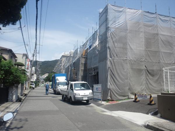 Local photos, including front road. Day is very good!