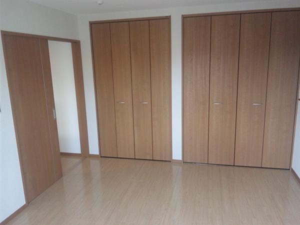 Non-living room. Is the joinery of friendly woodgrain.