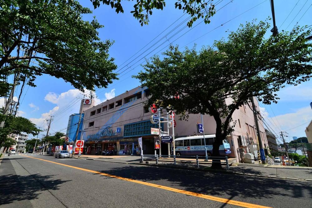 Shopping centre. 410m gust until AM'S building, Poolroom, Complex consisting of a bowling alley.