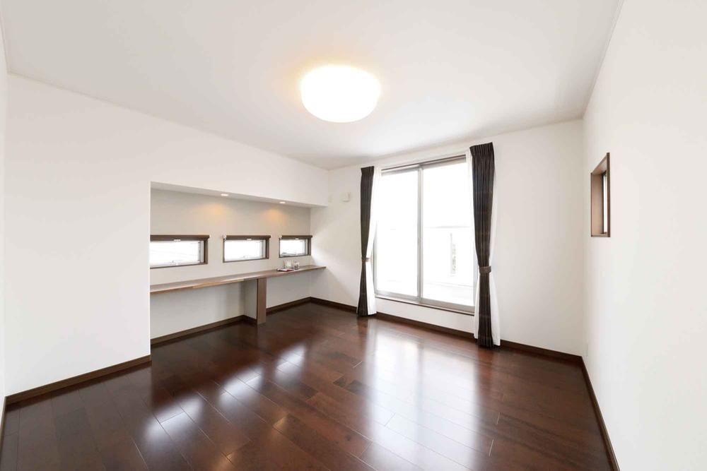 Model house photo. B1 No. landlord bedroom. The main bedroom, which shine in the bright light from the large windows. It is natural and woke up every morning likely if this. Photo left fixtures counter. Reading and is also useful to surf the net. WIC also equipped.