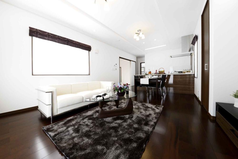 Living. B1 No. land LDK photo. LDK the bright light poured from its location property is located on a hill. Produce a flooring elegance of dark color.