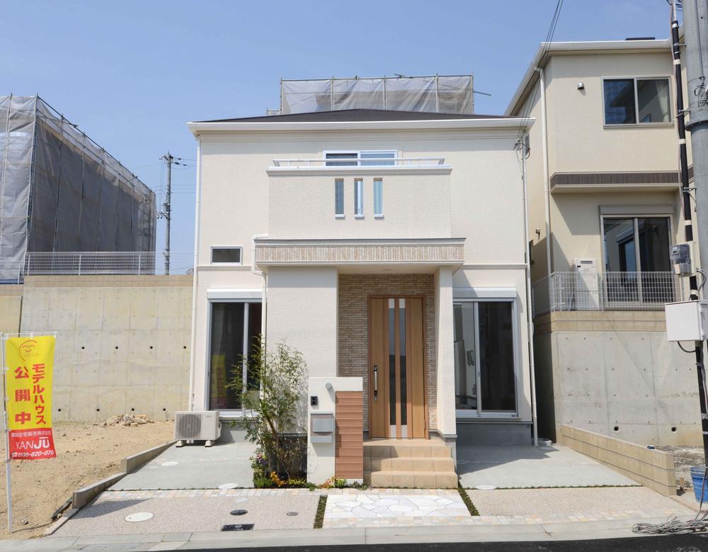 Local appearance photo. B2 Issue Area - Exterior Photos. To the exterior of the bright ivory, Elegant appearance of cute tile accents.