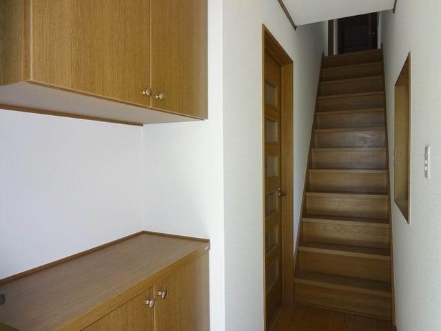 Entrance. The first floor entrance hall. With shoe box. Is a cross stuck Kawasumi.