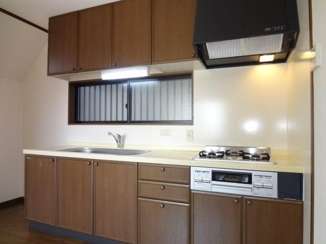 Kitchen. First floor kitchen. System kitchen. Panel sticking Kawasumi. Gas stove is already replaced.