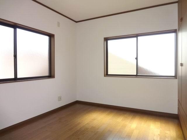 Non-living room. 2 Kaiyoshitsu 6 Pledge. Two-sided lighting. With closet. It is a cross-Hakawa.