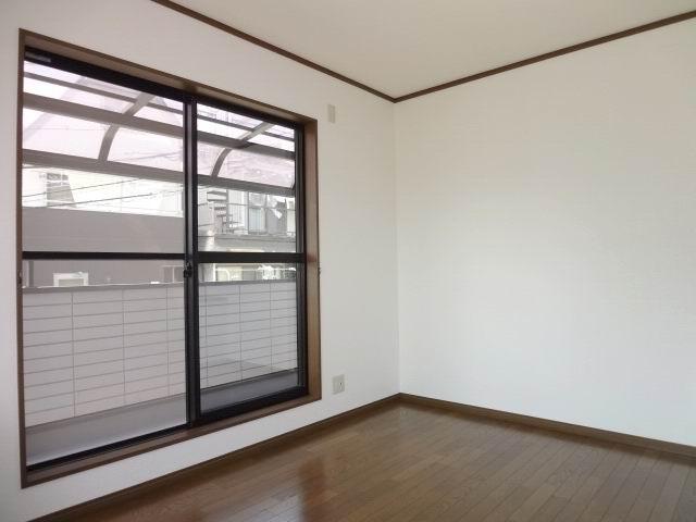 Non-living room. 2 Kaiyoshitsu 5.75 Pledge. Two-sided lighting. Balcony. It is a cross-Hakawa.