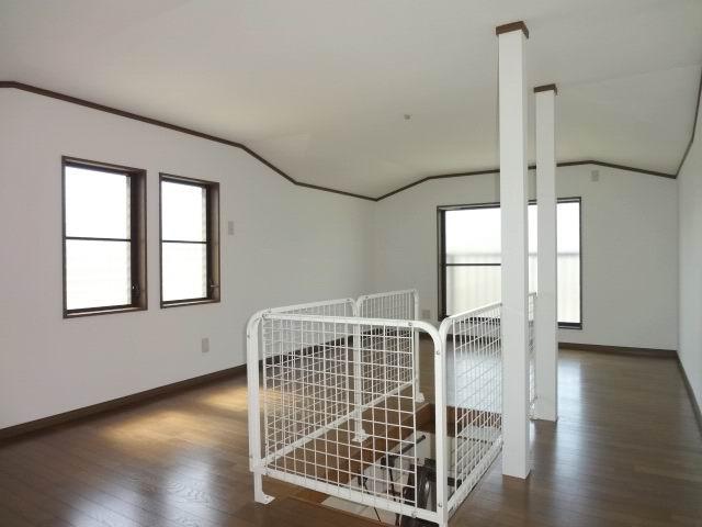 Non-living room. 3 Kaiyoshitsu 14 Pledge. Two-sided lighting. balcony ・ Things Irizuke. It is a cross-Hakawa.