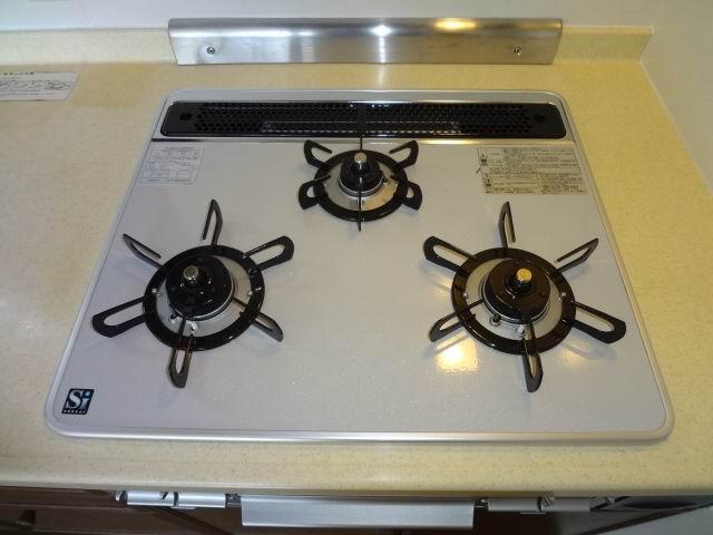 Kitchen. Gas stove is already replaced.