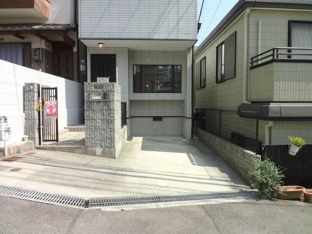 Parking lot. With carport. High roof vehicles Allowed.