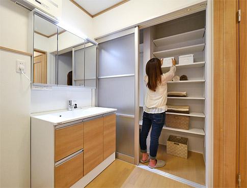 Wash basin, toilet. Compact appearance while room of design provided with a storage of tuples Uri. You can use widely the whole thing to clean water around the.