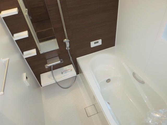 Bathroom. 1616 unit bus