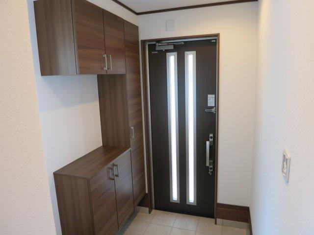 Entrance. Shoe box with