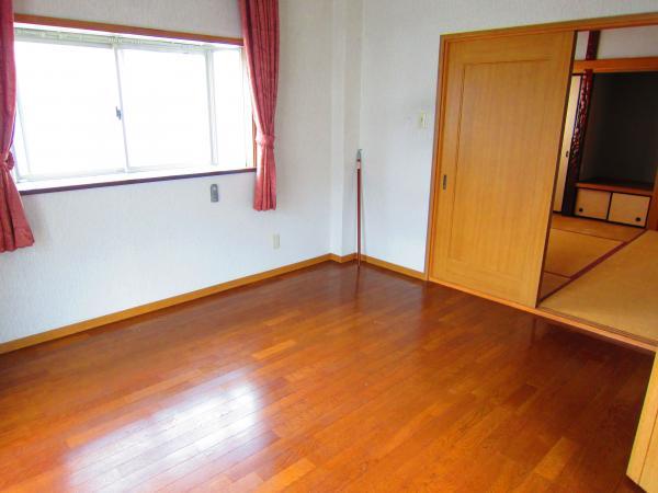 Non-living room. Photos posted December shooting. Reform is a before photo of.