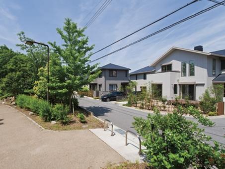 Walking on the adjacent breath Green Road Train Station. Lush greenery of the Green Road has us decorate the Town (pre-sale district-ku, Tokyo)