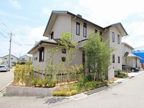 Equipped with solar power, Model house on the wall, which was adopted "Kira Tech tile exterior wall.". Located in the corner lot of independence and sense of openness is enhanced, Further sense of openness has increased by a wide frontage and open the outer structure