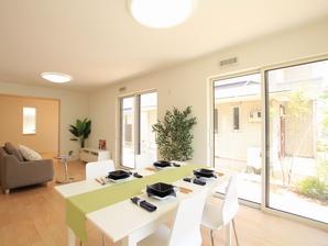 The easy-to-use plan until the Japanese-style room as a large space, Also brings the room at the time also increased openness visitor. I am happy to enjoy the green of the garden, which spread to the outside of the window while cooking in the kitchen