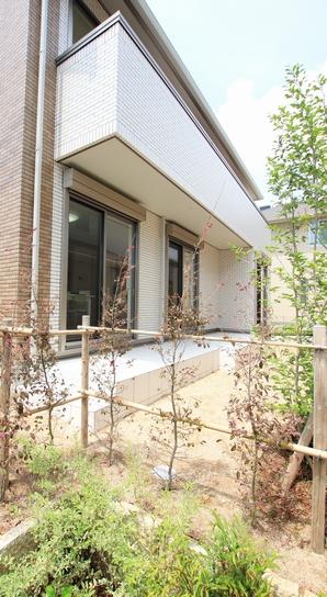 Since the site is wide, Parking spaces to ensure the 2 car, Possible to realize a life where there is still a big garden. Gardening and home garden also is enjoyed to the full extent