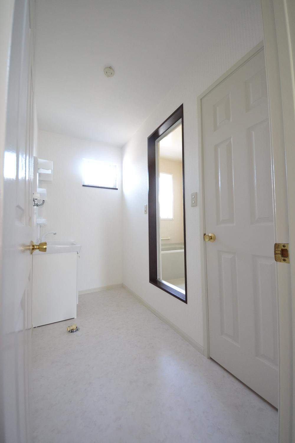 Wash basin, toilet. The room (June 29, 2013) Shooting