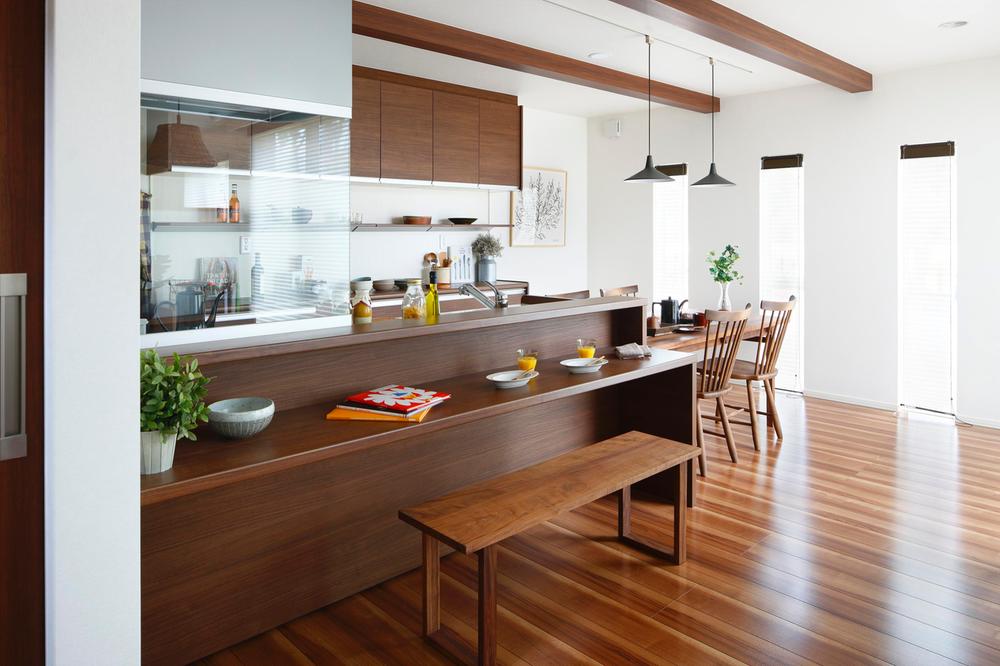 Non-living room. Loose and semi-independent type of "hard-line dining" a view of the garden (model house photo May 2012 shooting)