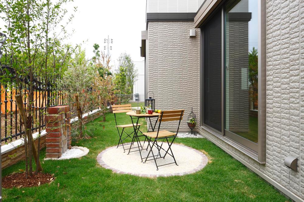 Garden. Inside and outside of the pleasant continuity. Provided on the south side was a private garden "Tsunaguterasu" (model house photo May 2012 shooting)