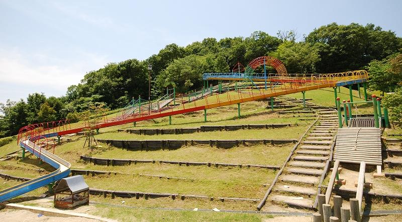 park. Ibukidaihigashi large park to nurture the "excitement" of the 250m children to the park. Hills and observatory of adventure, Also provided play equipment, such as roller slides. 