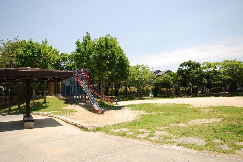 park. Located in a 10m residential area to the east, Ibuki Fukutani park, It is a fun park that smallish while playground equipment has been installed. At the center of the square, Happily play Sand and slide children, There is a net playground equipment. Spend a moment of rest in the parent and child. 