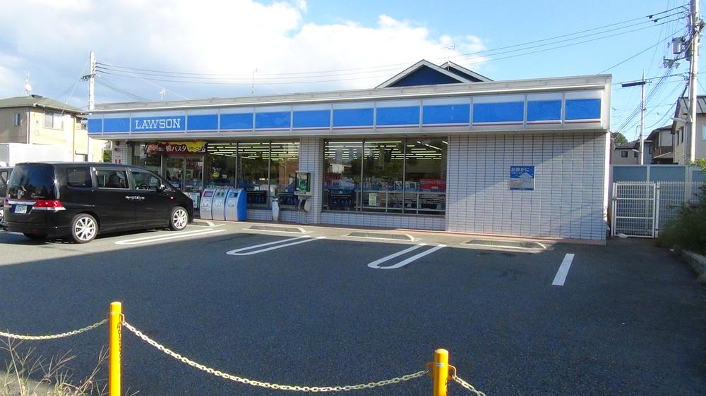 Convenience store. Convenience store is Lawson (400m)