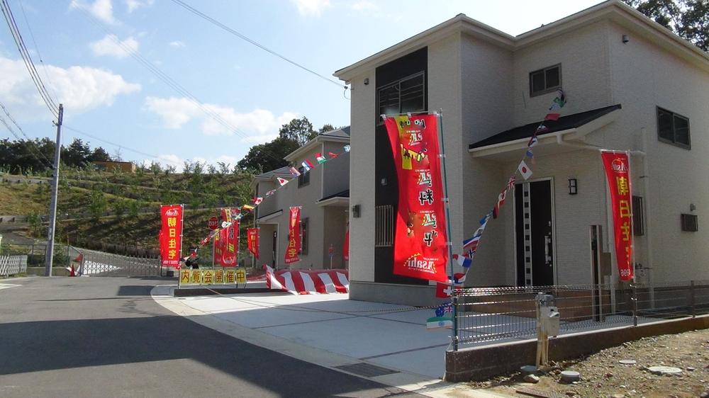 Local photos, including front road. Streets in harmony with nature. Also adjacent park. 