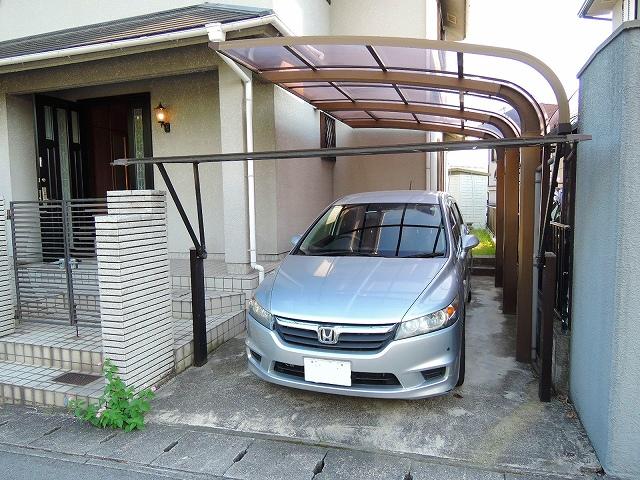 Parking lot. There carport