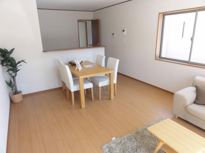 Same specifications photos (living). Same specifications construction cases