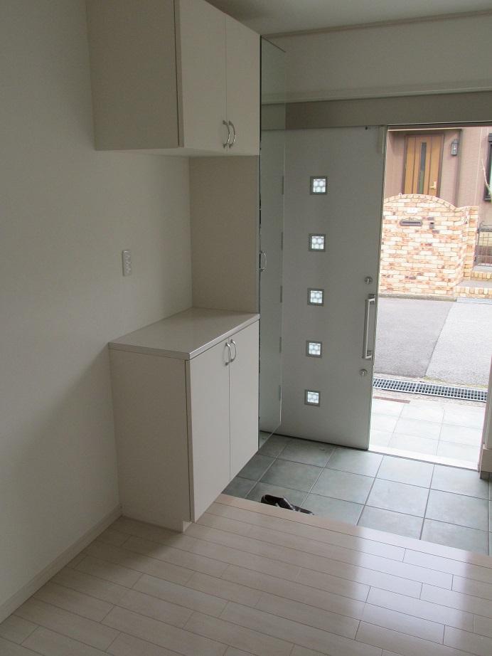 Entrance. There is a large entrance storage