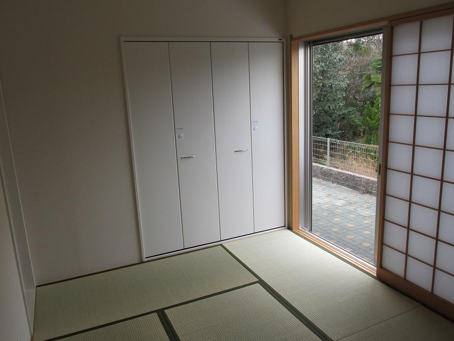 Other introspection. There is a large garden facing the garden