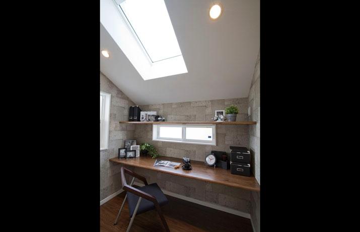 Model house photo. Published in our model house Study with a view of the sky with the top light