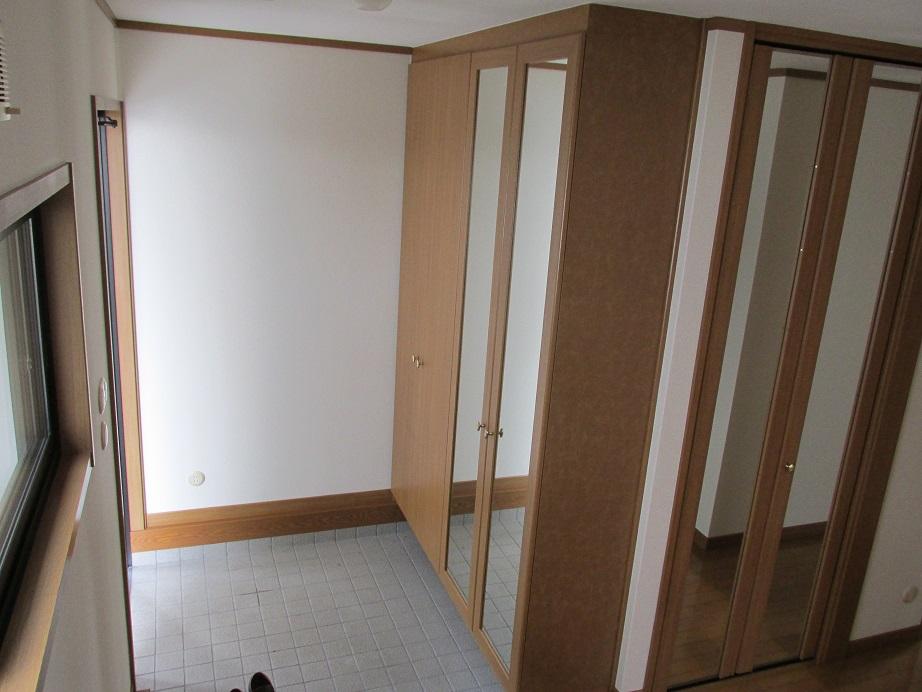 Entrance. Local (12 May 2013) Shooting There is a large entrance storage