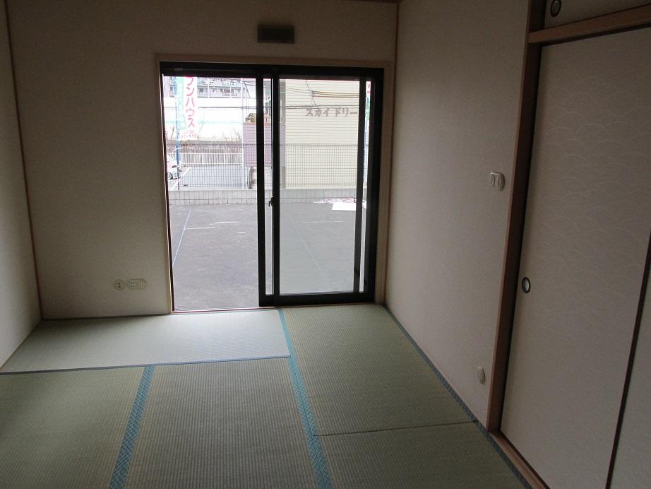 Non-living room. There is also a Japanese-style room