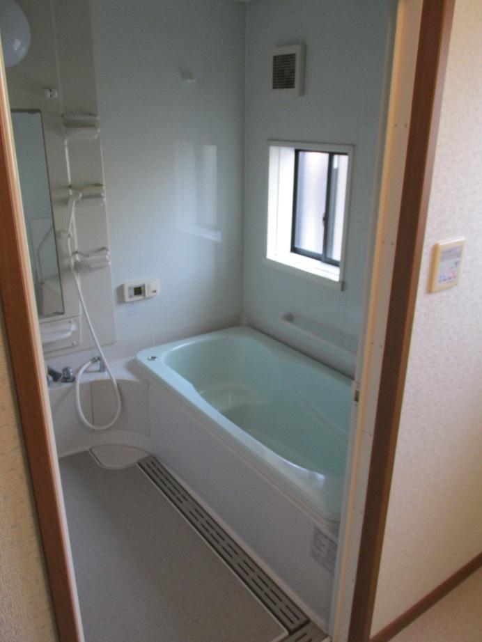 Bathroom. Spacious barrier free bathtub