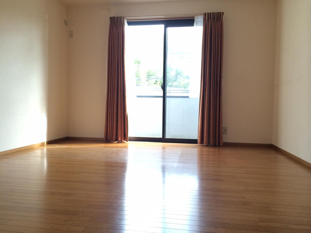 Non-living room. Indoor (12 May 2013) Shooting