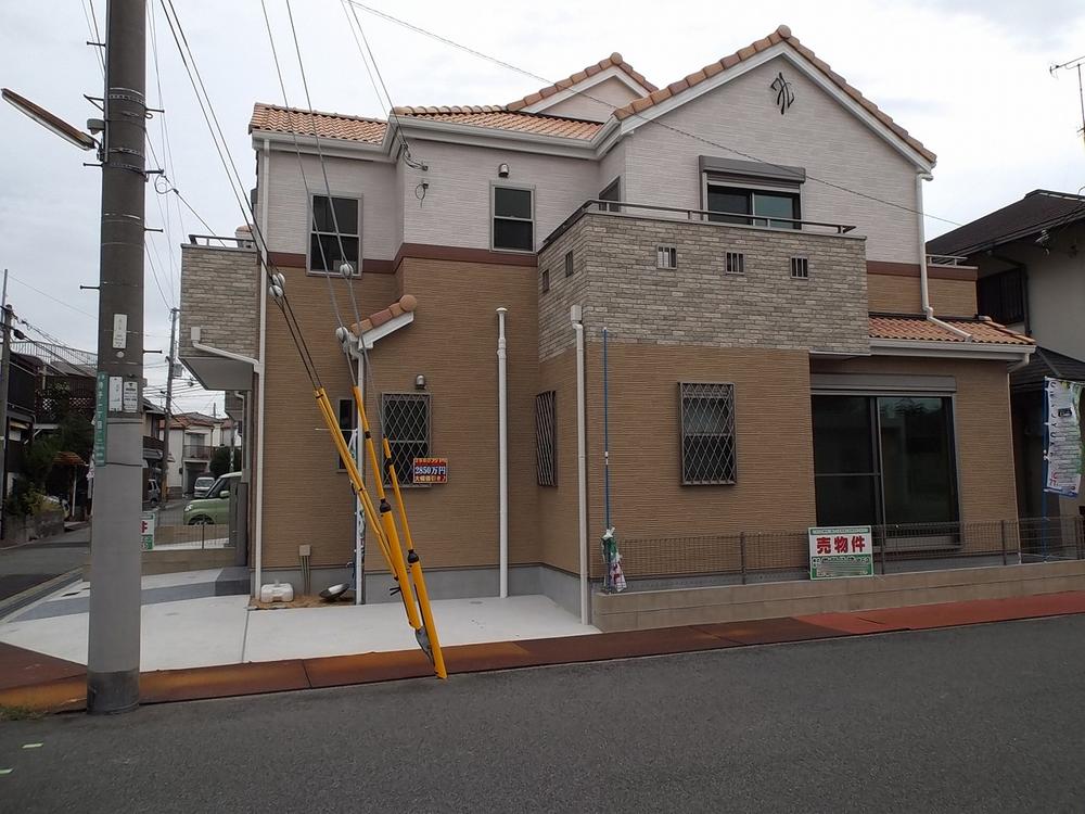 Local photos, including front road. Local (10 May 2013) Shooting