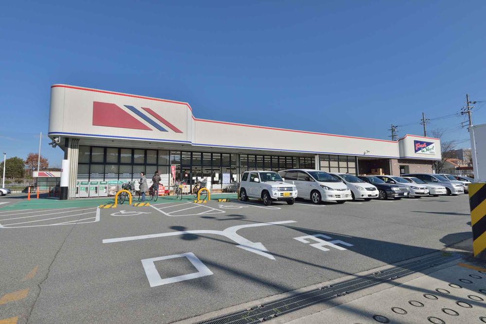 Supermarket. Maruay up to 10-minute walk to the 760m nearest shopping facility "Maruay". Open from 9:00 to 21:00. 